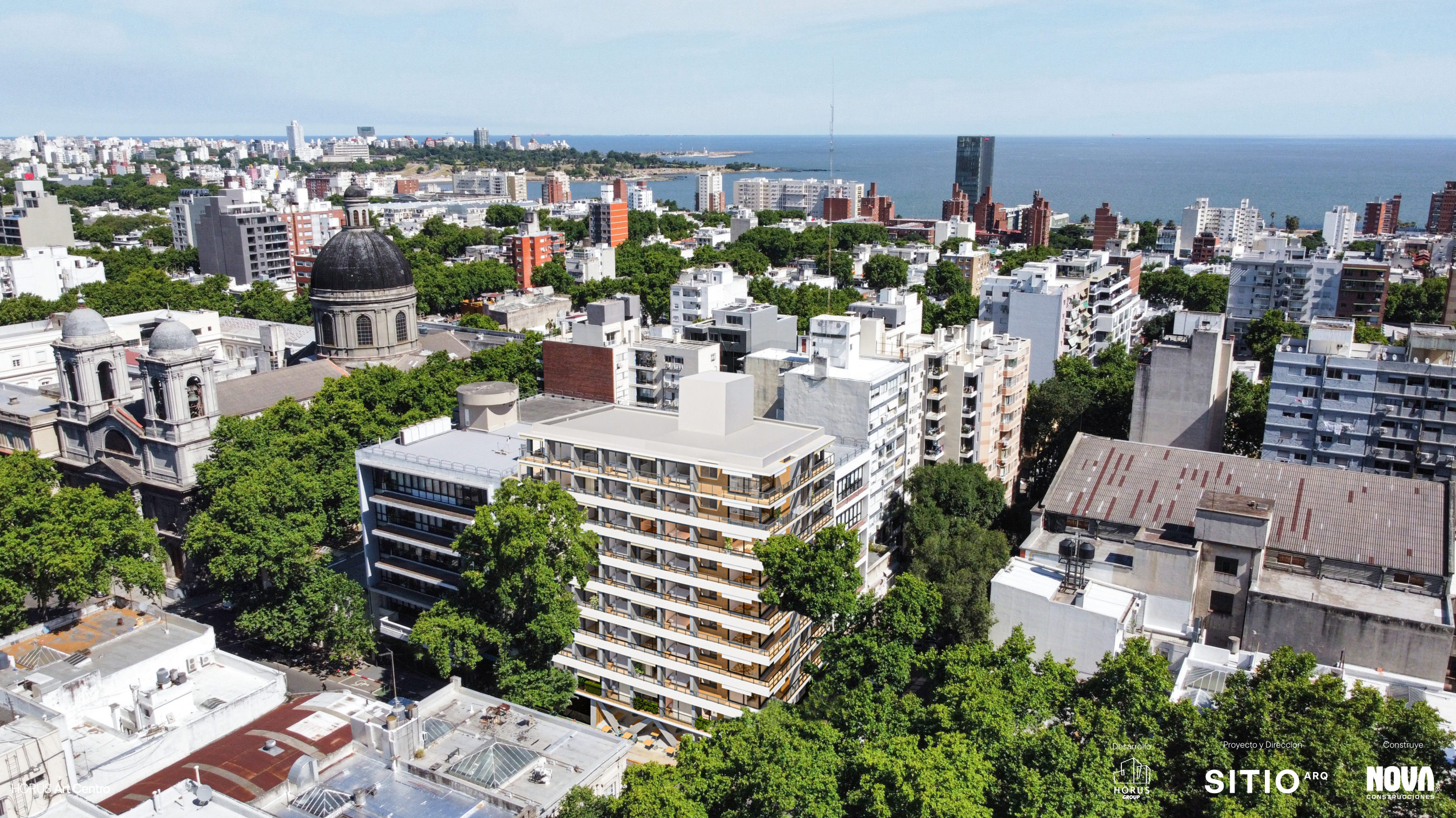 Vista aérea de Horus Art Centro en el Centro de Montevideo, con el Río de la Plata al fondo