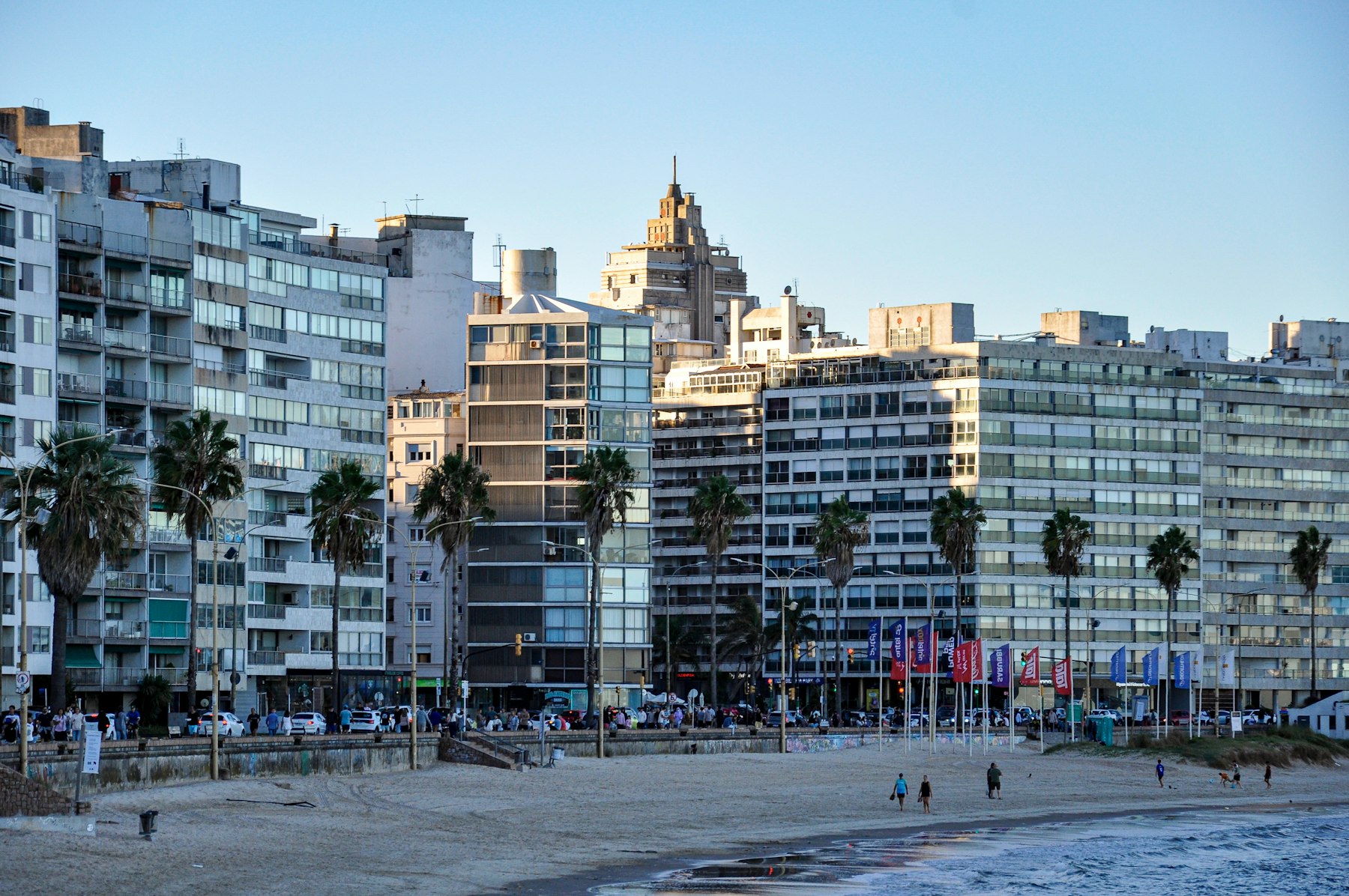 Edificios residenciales frente a la playa de Pocitos, Montevideo, al atardecer